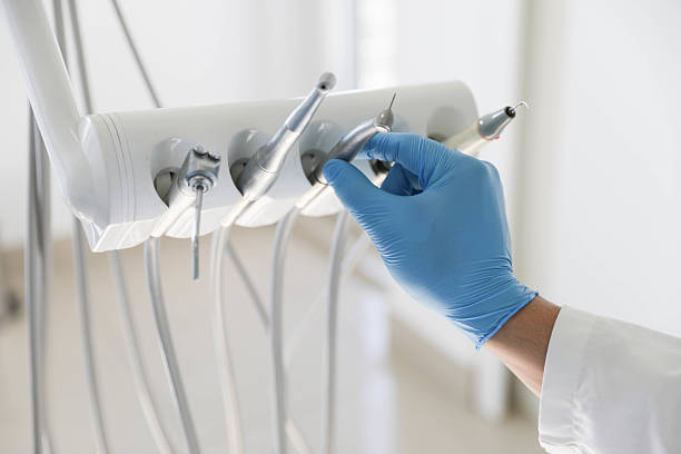 Professional Emergency Dentist technician working in Struthers, OH